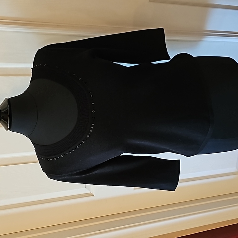 Black 3/4 sleeve sweater.